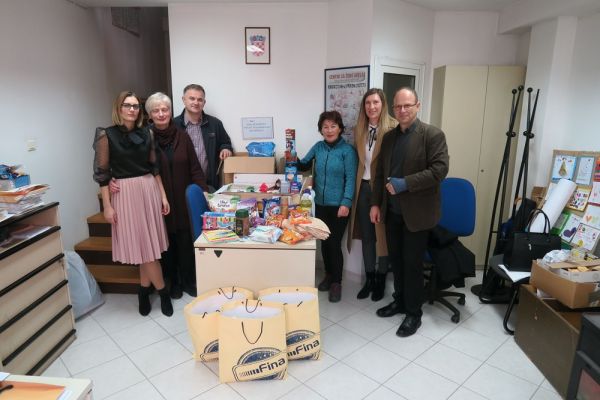 Donacija djelatnika FINE Sisak 600x400