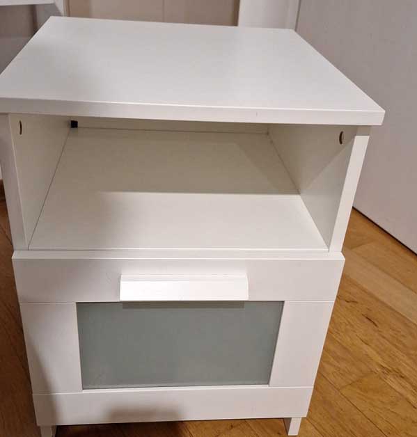 Donacija noćnih ormarića